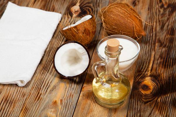 Kokosöl gehört definitiv zu den gesündesten Ölen - und es eignet sich auch wunderbar zum Braten! (Bildquelle: Fotolia / denisk999)