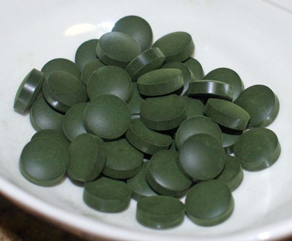 Supplement #6 gegen Entzündungen: Spirulina - die Grünalge, die häufig in Form von Presslingen verkauft wird, gilt als eines der aktuellsten Superfoods. Es wirkt nicht nur anti-entzündlich, sondern auch anti-kanzerogen (krebsvorbeugend) und anti-oxidativ. (Bildquelle: Wikimedia / Perdita ; Public Domain Lizenz)