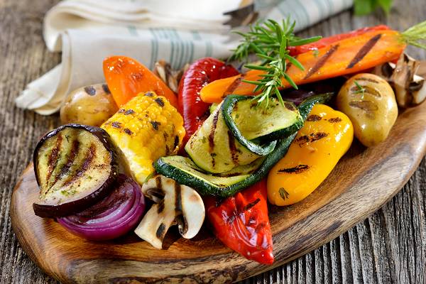 Gemüse! Bunt ist das Leben und granatenstark - wer sich aus Mutter Naturs reich gedeckter Tafel bedient, kann mit Gemüse niemals falsch liegen. Hier stecken nicht nur Vitamine und Mineralstoffe drin, sondern auch eine Vielzahl (noch unbekannteR) Pflanzenstoffe, die für Gesundheit, Wohlbefinden und Leistungsfähigkeit sorgen. Zusätzlich dazu stellt Gemüse einen exzellenten Ballaststofflieferanten dar, welcher der Verdauungsgesundheit zutrgälich ist. (Bildquelle: Fotolia / kab-vision)