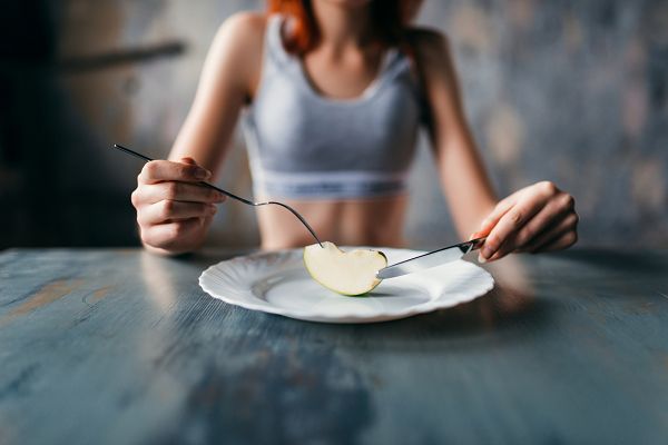 Anorexia nervosa, oft auch einfach als Anorexie bezeichnet, ist eine Essstörung, die sich durch geringes Gewicht, Nahrungsbeschränkung, Angst vor Gewichtszunahme und den starken Wunsch nach Dünnsein auszeichnet. Viele Menschen mit Anorexie sehen sich als übergewichtig an, obwohl sie tatsächlich untergewichtig sind.