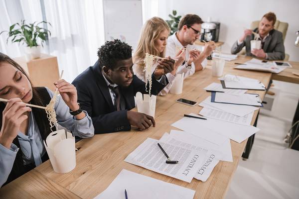 Freund & Familienmitglied oder Arbeitskollege? Es zeigt sich, dass die Vertrautheit unserer Mitmenschen eine wichtige Rolle bei der verzehrten Nahrungsmenge spielt. Wer mit den (weniger gut bekannten) Arbeitskollegen essen geht, der will oft nicht als gefräßig erscheinen. Das gilt vermutlich umso mehr, wenn man bereits das eine oder andere unliebsame Pfund an der Hüfte mit sich herumschleppt. (Bildquelle: depositphotos / ArturVerkhovetskiy