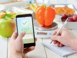 Tracken oder nicht tracken: Welchen Einfluss hat das Kalorienzählen auf unsere mentale Gesundheit (& unsere Beziehung zum Essen)?