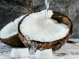 Kokoswasser als Sportgetränk: Hydriert es den Körper tatsächlich besser als Wasser?