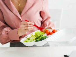 Low Carb Diäten: Bietet eine kohlenhydratarme Ernährung tatsächlich einen metabolischen Vorteil, der die Gewichtsabnahme begünstigt?