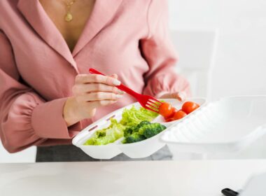 Low Carb Diäten: Bietet eine kohlenhydratarme Ernährung tatsächlich einen metabolischen Vorteil, der die Gewichtsabnahme begünstigt?