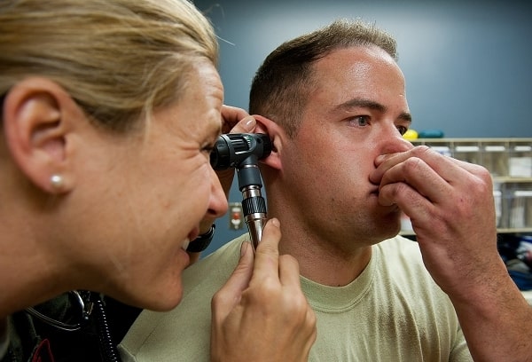 Klassisches Valsalva Manöver bei einer medizinischen Untersuchung beim Militär zur Evaluation der Hörfähigkeit des Probanden. (Bildquelle: Wikipedia.org / U.S. Air Force photo by Airman 1st Class Kate Thornton ; Public Domain Lizenz)