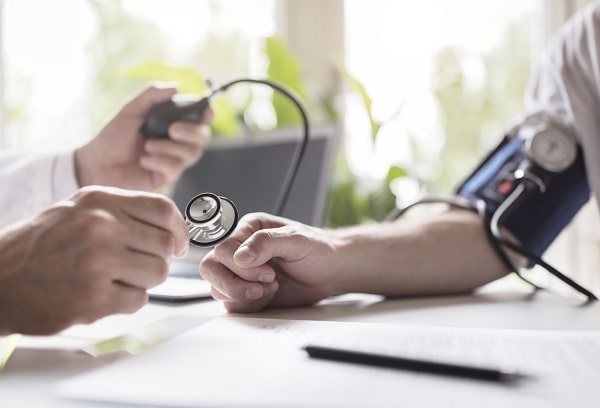 Probleme mit hohem Blutdruck? Das Valsalva Manöver führt, wie jegliches Krafttraining auch, zu Blutdruckspitzen. (Bildquelle: Fotolia / Brian Jackson)